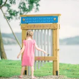 Instrumenty muzyczne dla młodych artystów na świeżym powietrzu