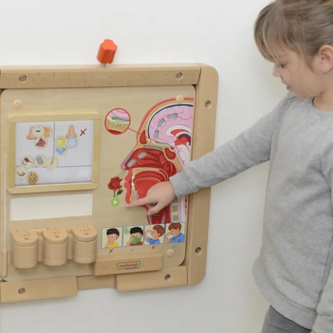 Rozwój motoryczny i sensoryczny dzięki tablicy edukacyjnej