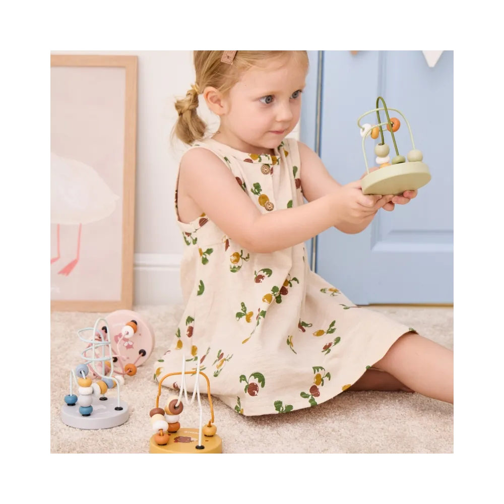 Drewniana zabawka sensoryczna z kolorowymi rurkami