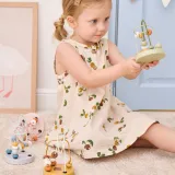 Drewniana zabawka sensoryczna z kolorowymi rurkami