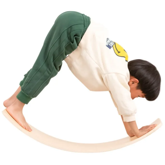 Kreatywna zabawa z drewnianą deską balansującą