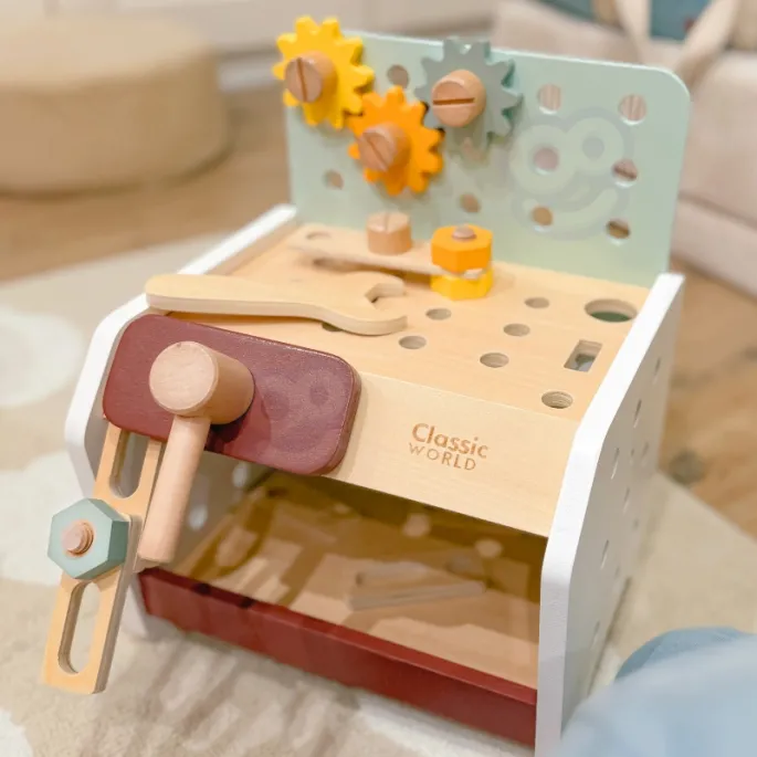 Drewniany warsztat z elementami do odgrywania ról