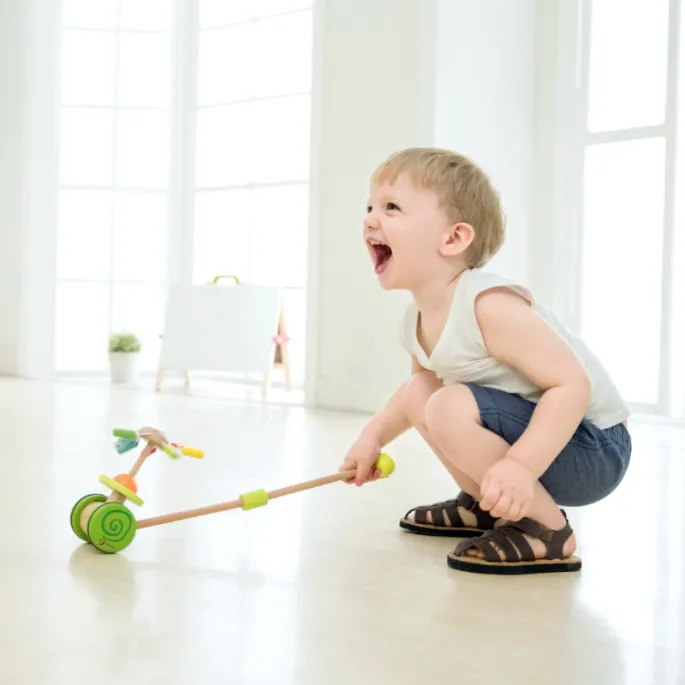 Dziecięca pchanka wspierająca naukę chodzenia