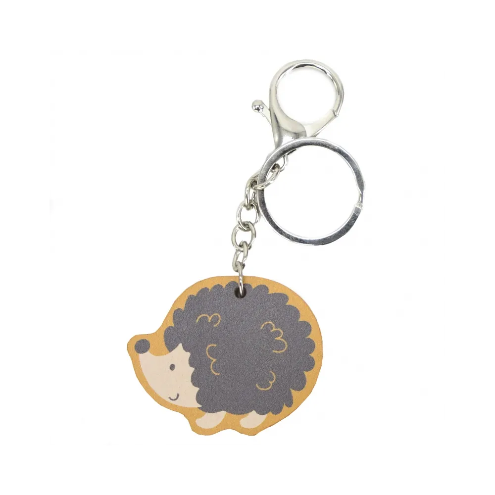 Stylowy drewniany breloczek w kształcie jeża, idealny do kluczy.