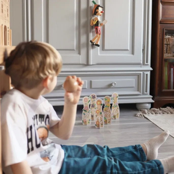 Bezpieczne kręgle drewniane z piłką do rzucania