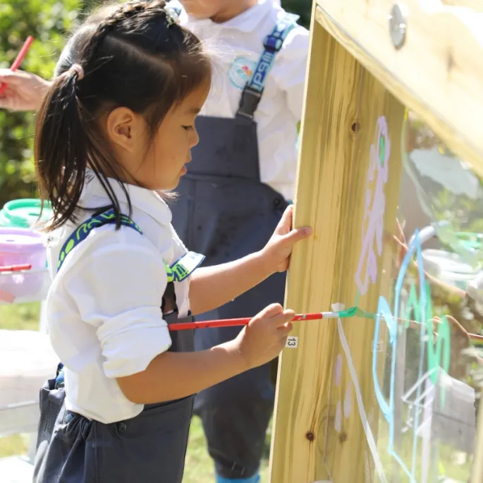 Kreatywna zabawa z tablicą dla małych artystów