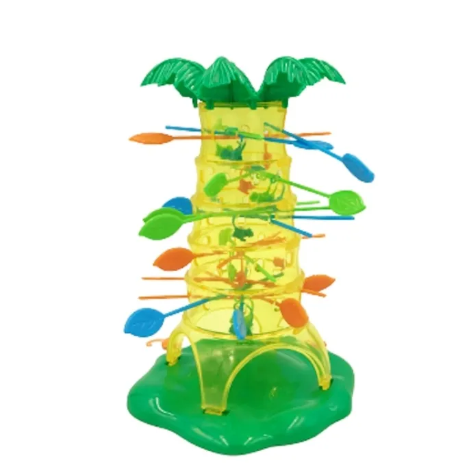 Rodzina bawi się grając w Mini Spadające Małpki w salonie.