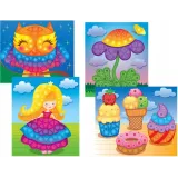 Zestaw do wyklejania z piankowymi naklejkami w różnych kształtach.