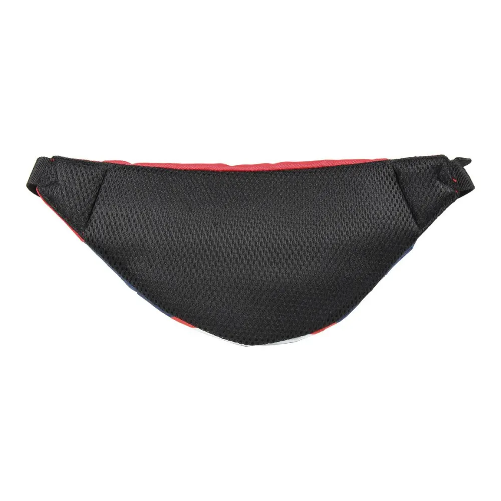 Zbliżenie na zamek błyskawiczny nerki Avengers z wyraźnym logo