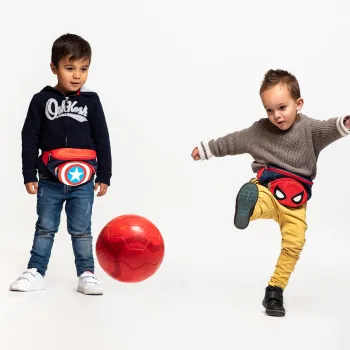 Stylowa nerka Avengers noszona w sportowej stylizacji