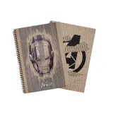 Okładka zeszytu z postaciami Avengers na tle dynamicznej grafiki