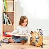 Kolorowy plecak Disney Bambi na tle dziecięcych gadżetów