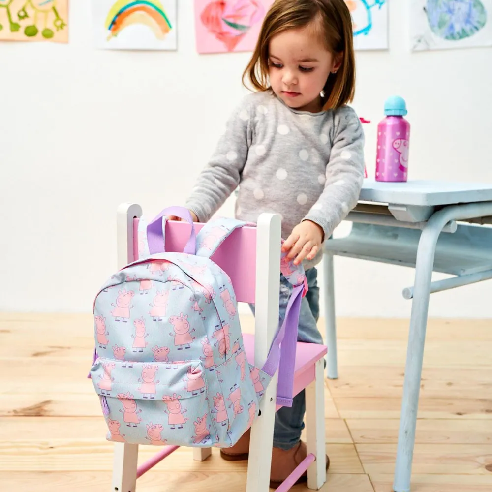 Świnka Peppa na kolorowym plecaku dedykowanym przedszkolakom