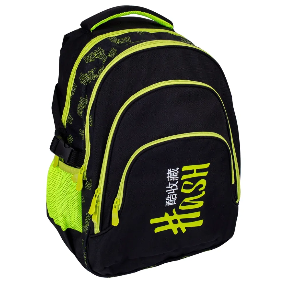 Czarny plecak Hash z ergonomicznymi szelkami na tle jasnej ściany