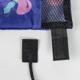 Zbliżenie na detale worko-plecaka Stitch z poliestru