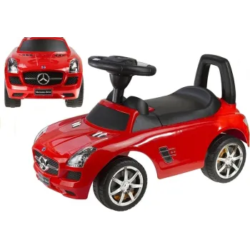 Dziecięcy czerwony jeździk Mercedes SLS AMG w plenerze