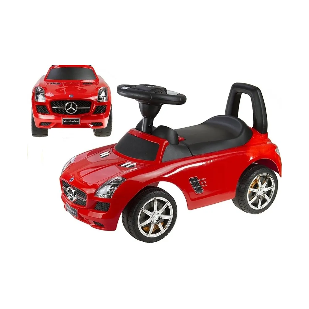 Dziecięcy czerwony jeździk Mercedes SLS AMG w plenerze