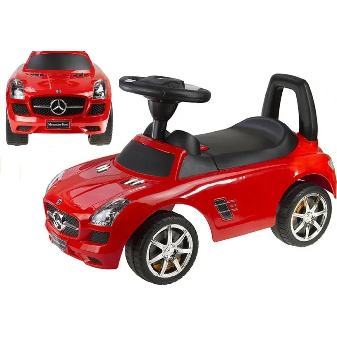 Dziecięcy czerwony jeździk Mercedes SLS AMG w plenerze