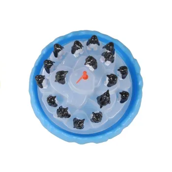 Pingwiny ustawione na plastikowej górze lodowej podczas gry