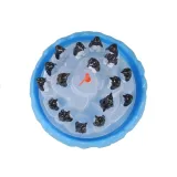 Pingwiny ustawione na plastikowej górze lodowej podczas gry