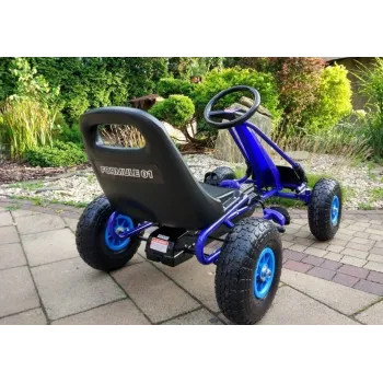 gokart metalowy z szerokimi kołami pompowanymi na zewnątrz