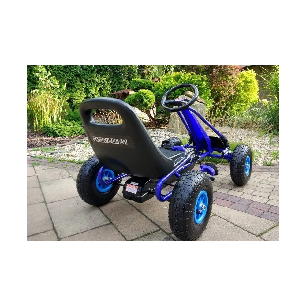 gokart metalowy z szerokimi kołami pompowanymi na zewnątrz