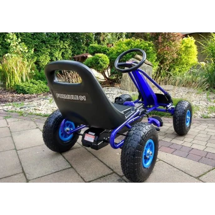 gokart metalowy z szerokimi kołami pompowanymi na zewnątrz