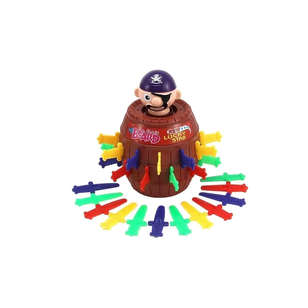 Zbliżenie na pirata w beczce gotowego do gry