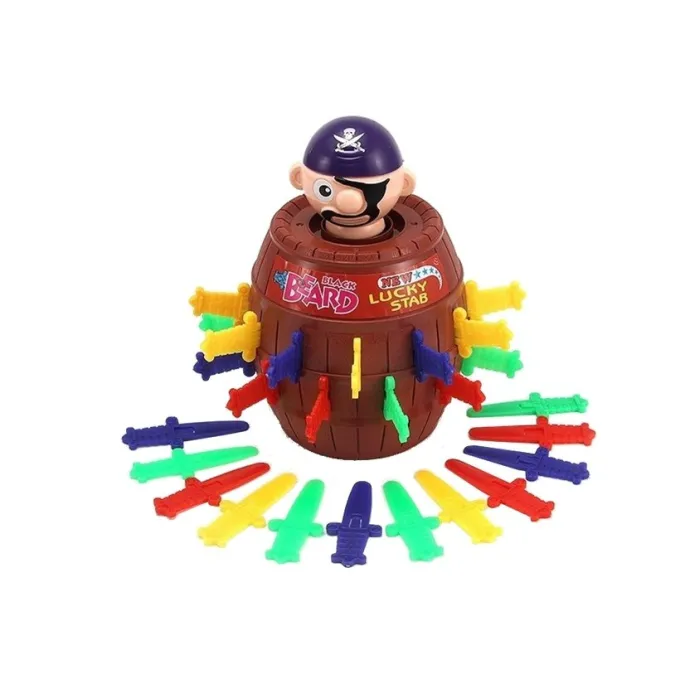 Zbliżenie na pirata w beczce gotowego do gry