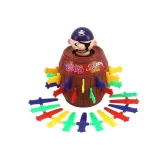 Zbliżenie na pirata w beczce gotowego do gry