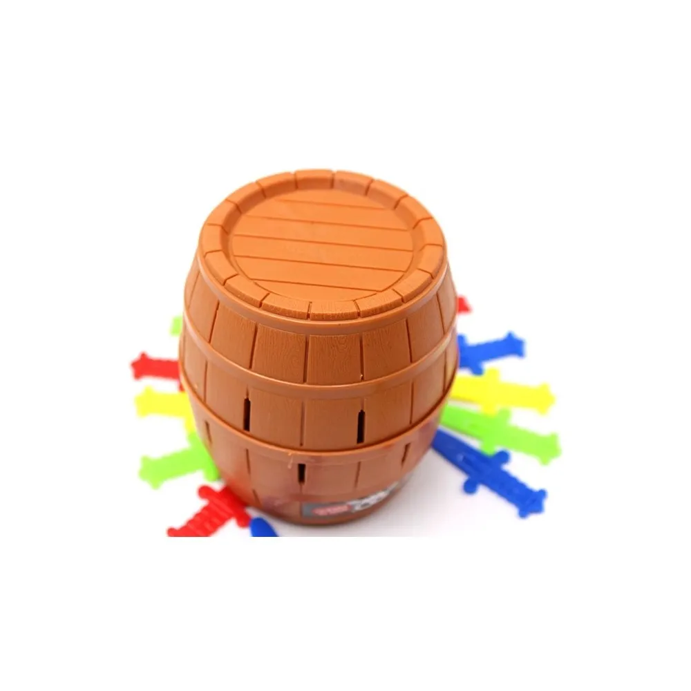 Beczka z umieszczonym w środku piratem podczas zabawy