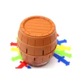 Beczka z umieszczonym w środku piratem podczas zabawy
