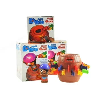 Dzieci bawiące się grą Ukłuj Pirata przy stole