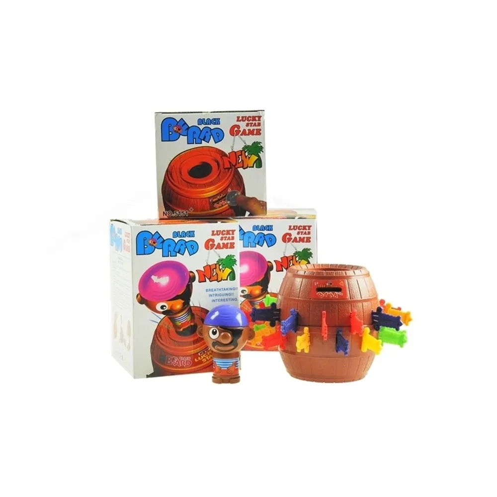 Dzieci bawiące się grą Ukłuj Pirata przy stole