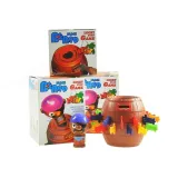 Dzieci bawiące się grą Ukłuj Pirata przy stole