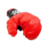 Zbliżenie na rękawice bokserskie i gruszkę treningową dla dzieci