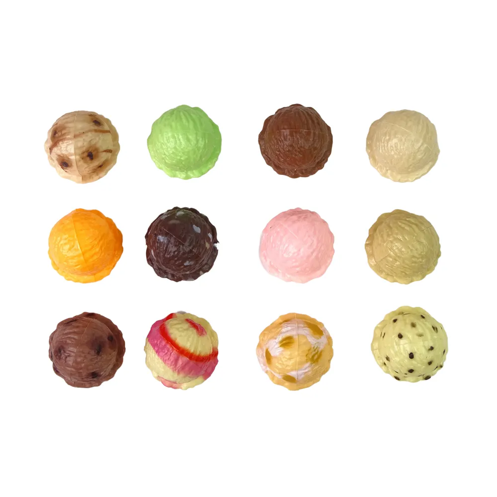 Dzieci układające gałki lodów podczas zabawy w Wieżę Lodową