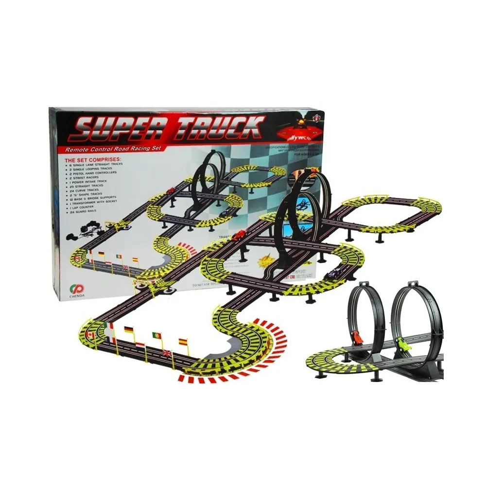 Tor wyścigowy 11 metrów z dwoma autkami i zasilaczem na tle białym