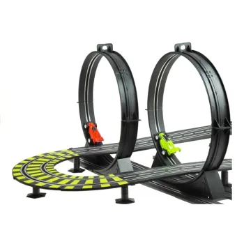 Dwa kolorowe samochodziki formuły 1 na profesjonalnym torze zabawkowym