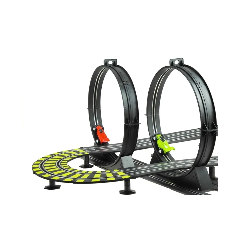 Dwa kolorowe samochodziki formuły 1 na profesjonalnym torze zabawkowym