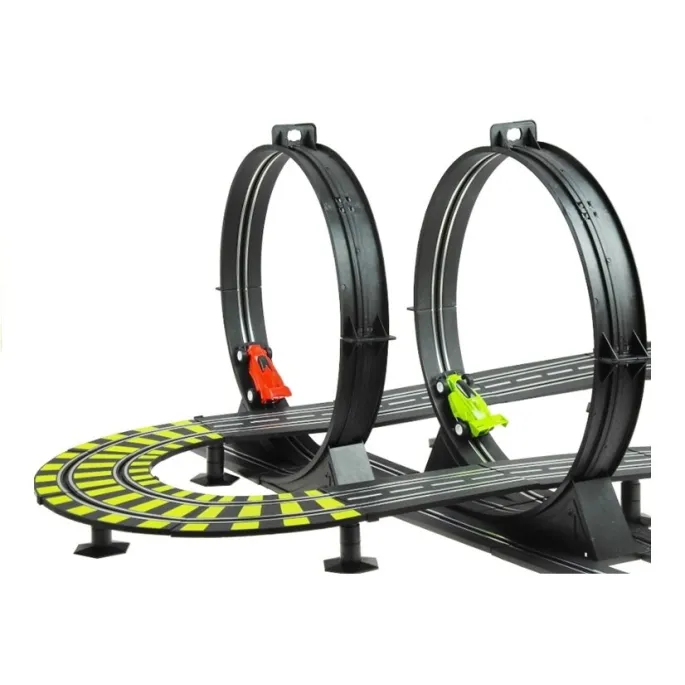 Dwa kolorowe samochodziki formuły 1 na profesjonalnym torze zabawkowym