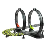 Dwa kolorowe samochodziki formuły 1 na profesjonalnym torze zabawkowym