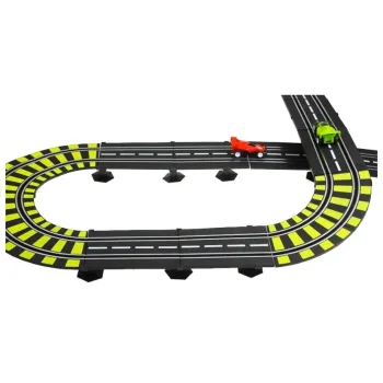 Zbliżenie na pętlę i bandy zabezpieczające tor przed wypadaniem autek