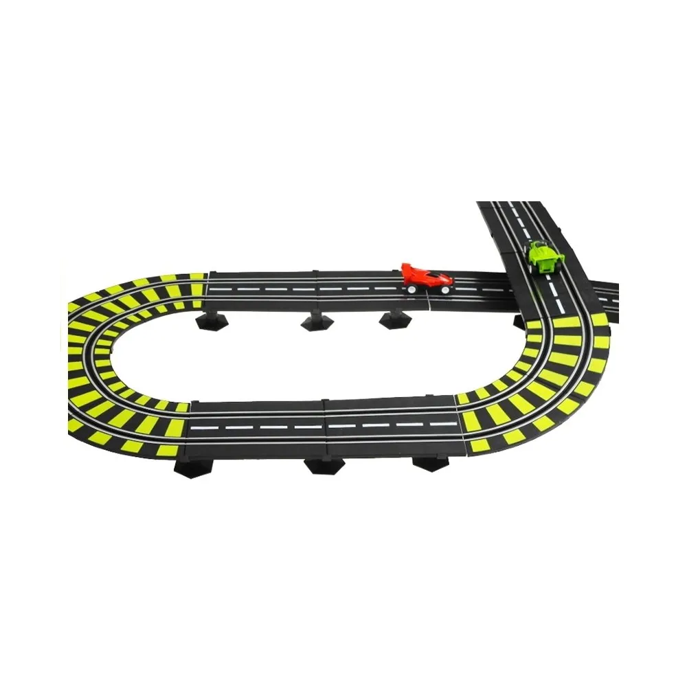 Zbliżenie na pętlę i bandy zabezpieczające tor przed wypadaniem autek