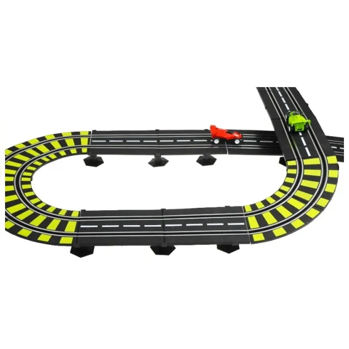 Zbliżenie na pętlę i bandy zabezpieczające tor przed wypadaniem autek