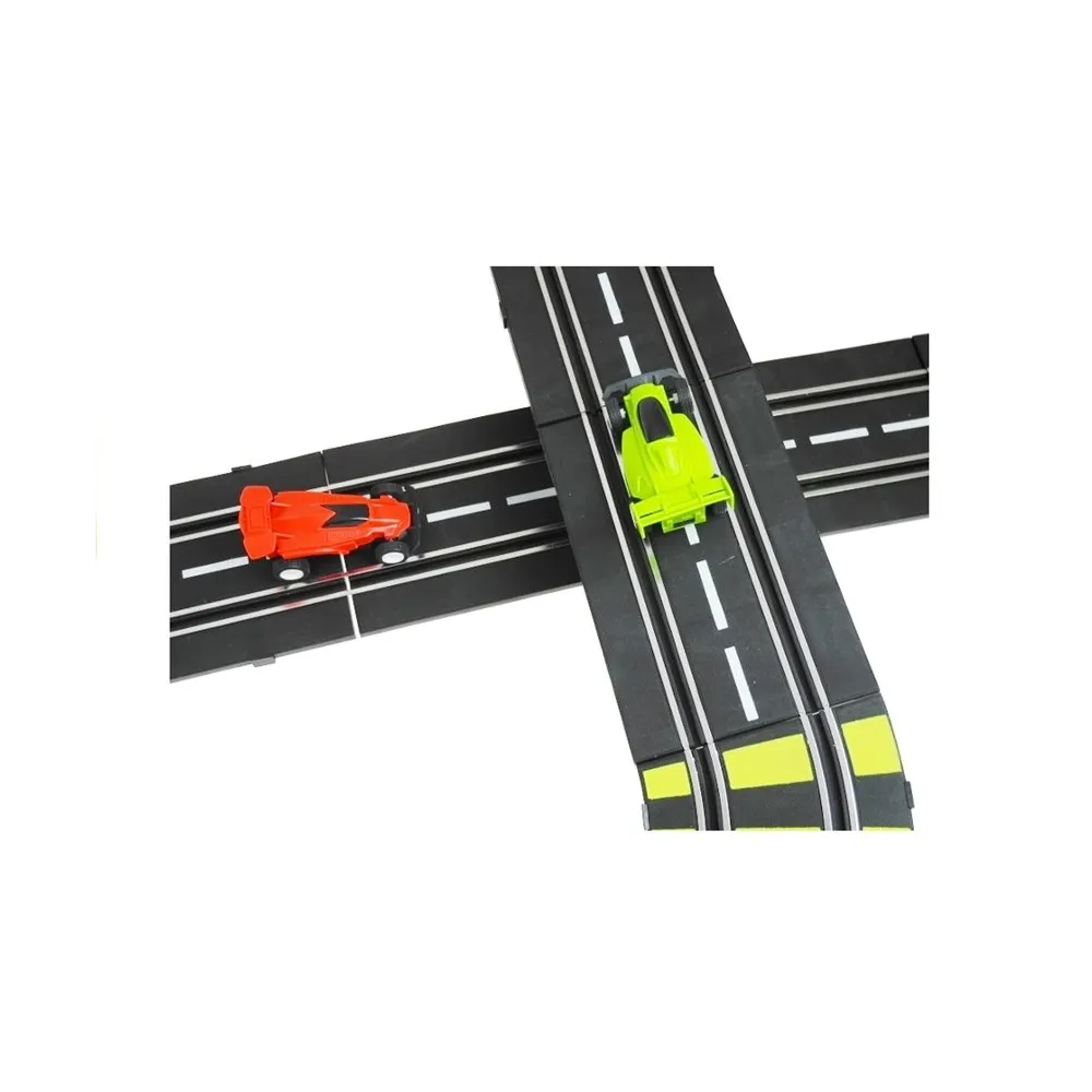 Montaż elementów dekoracyjnych: góry, skały oraz flagi na torze