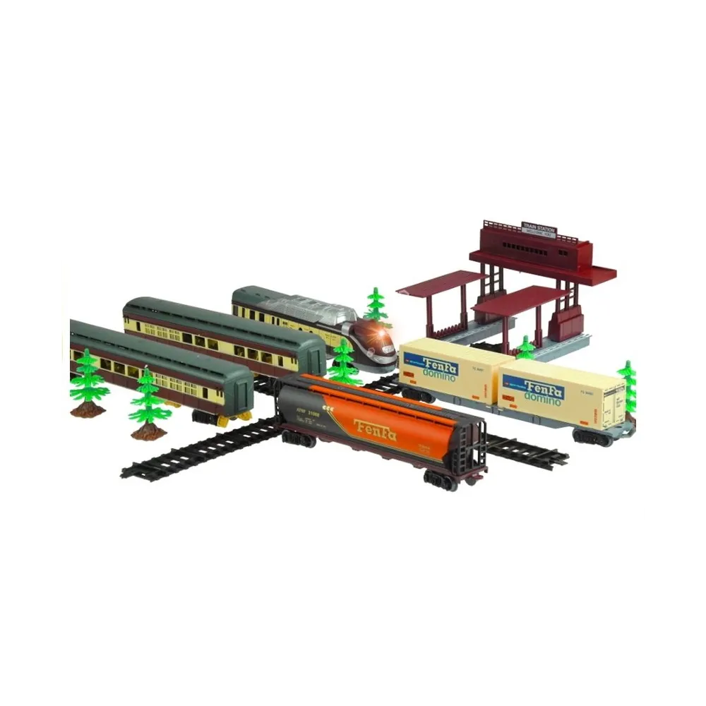 Rozbudowany tor kolejowy z pociągiem i dekoracyjnymi drzewkami