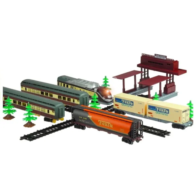 Rozbudowany tor kolejowy z pociągiem i dekoracyjnymi drzewkami