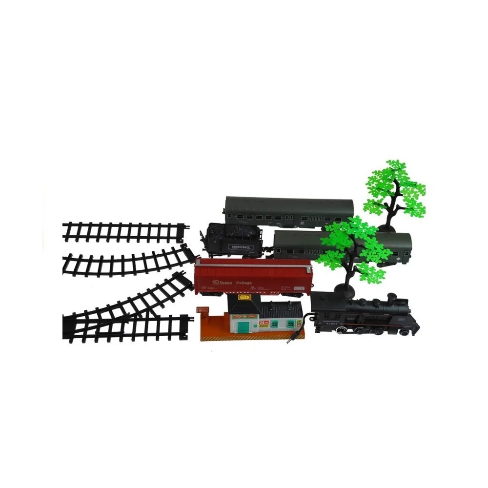 Lokomotywa emitująca dym podczas jazdy zabawkowej kolejki