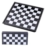 Zbliżenie na pionki i kostki do gier planszowych w zestawie 18w1